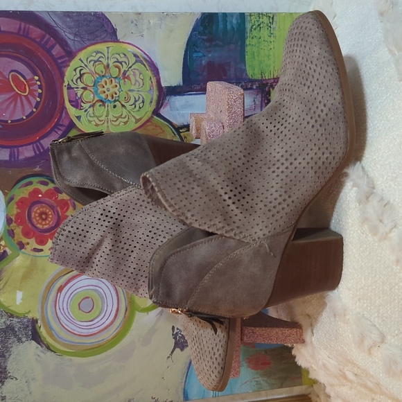 Fergulicious SZ 9.5 Bonus Suede Heeled Booties, Brown Almond - Back Zip - Picture 1 of 10